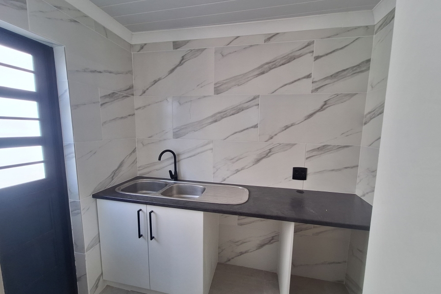 To Let 4 Bedroom Property for Rent in Protea Village Western Cape
